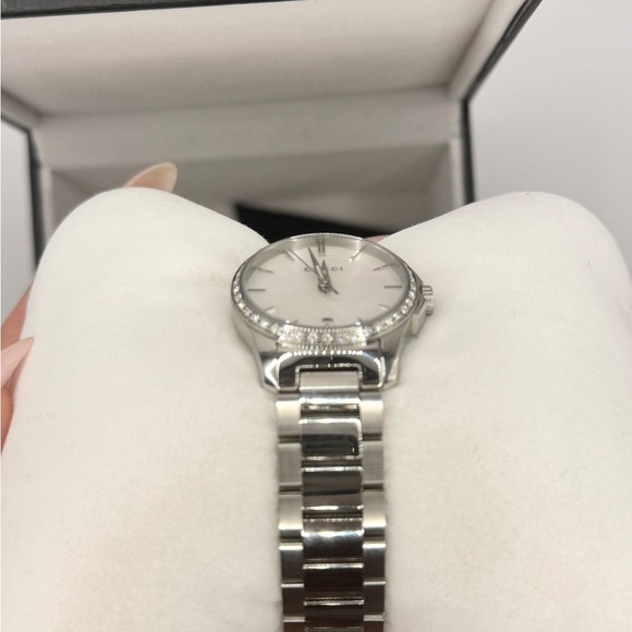Gucci Mother of Pearl Diamond Watch - Picture 7 of 11